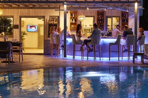 Poolside bar - Amara Suites Santorini (Santorini)
