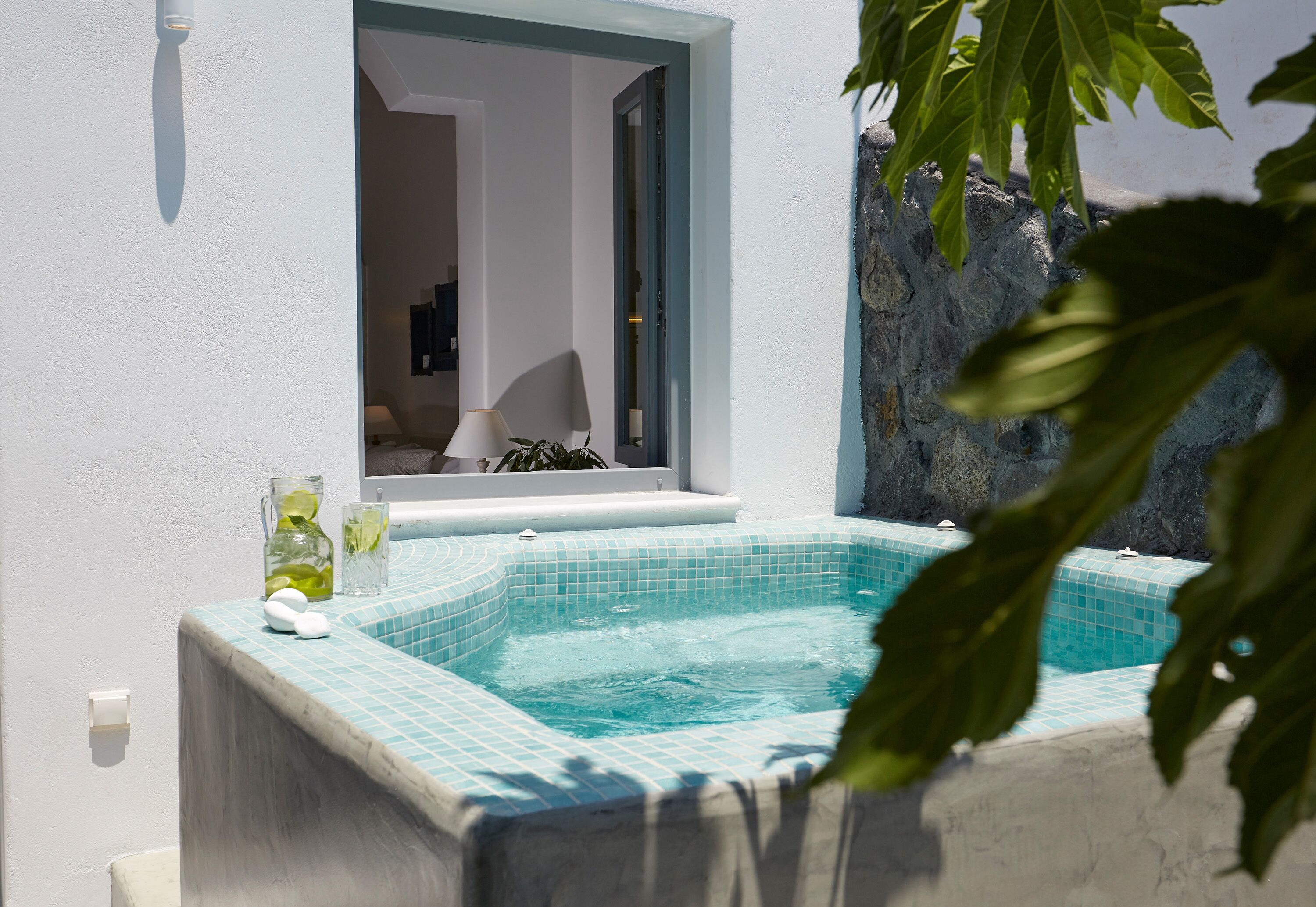 King Suite with outdoor Jetted Tub | Frigobar, cofres nos quartos, escrivaninha, cortinas blackout