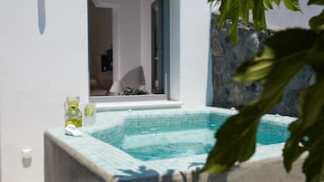 King Suite with outdoor Jetted Tub | Frigobar, cofres nos quartos, escrivaninha, cortinas blackout