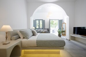 King Suite with outdoor Jetted Tub - Amara Suites Santorini (Santorini)