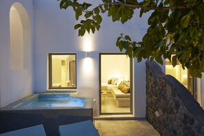 King Suite with outdoor Jetted Tub | Private spa tub - Amara Suites Santorini (Santorini)