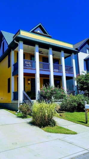 Exterior - 4 KING Master Bedrooms! 2 Covered Porches +Rooftop Terrace! 5 Mins to Downtown! (Nashville)