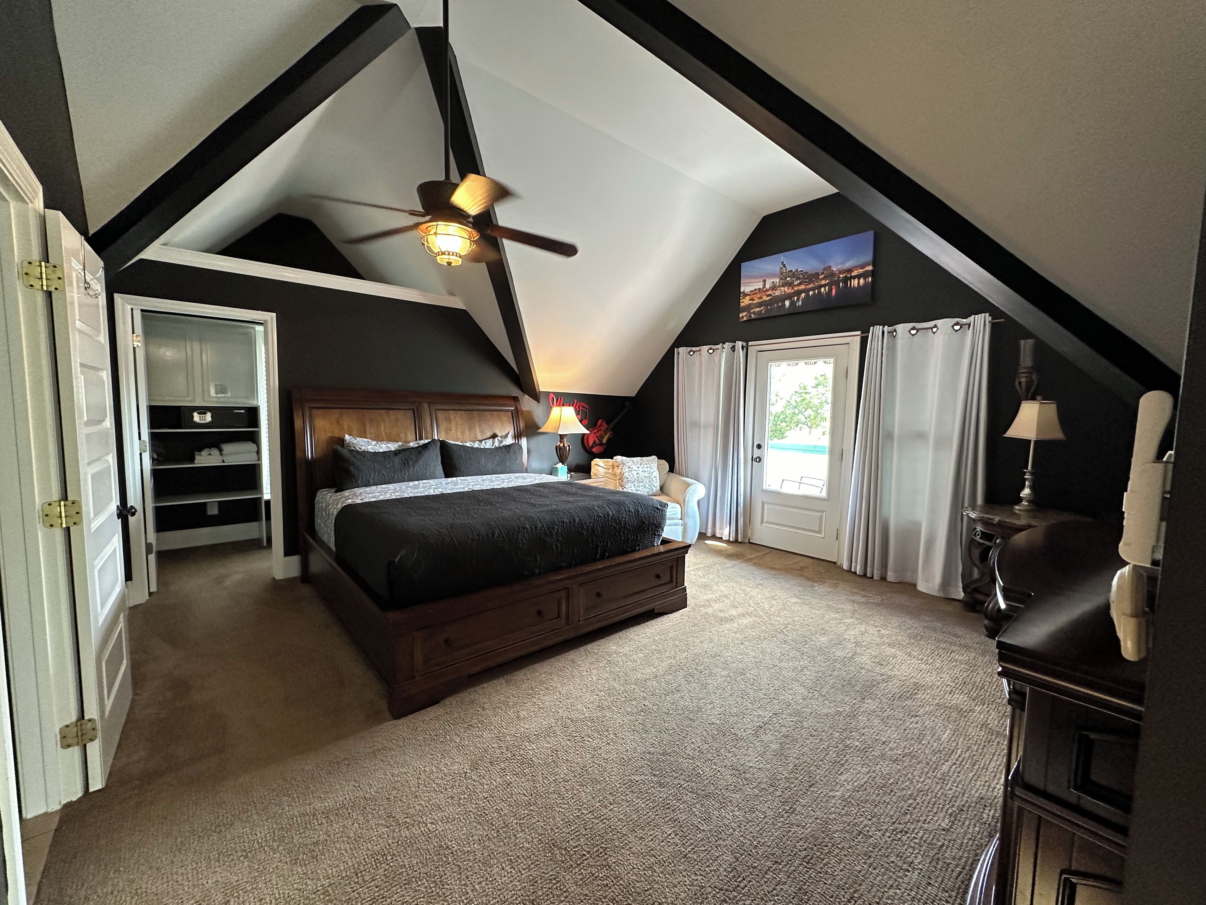 4 bedrooms, iron/ironing board, free WiFi, bed sheets