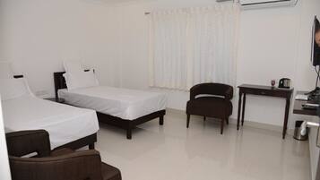 Executive Room, 1 Bedroom, Garden View | Desk, iron/ironing board, rollaway beds, free WiFi