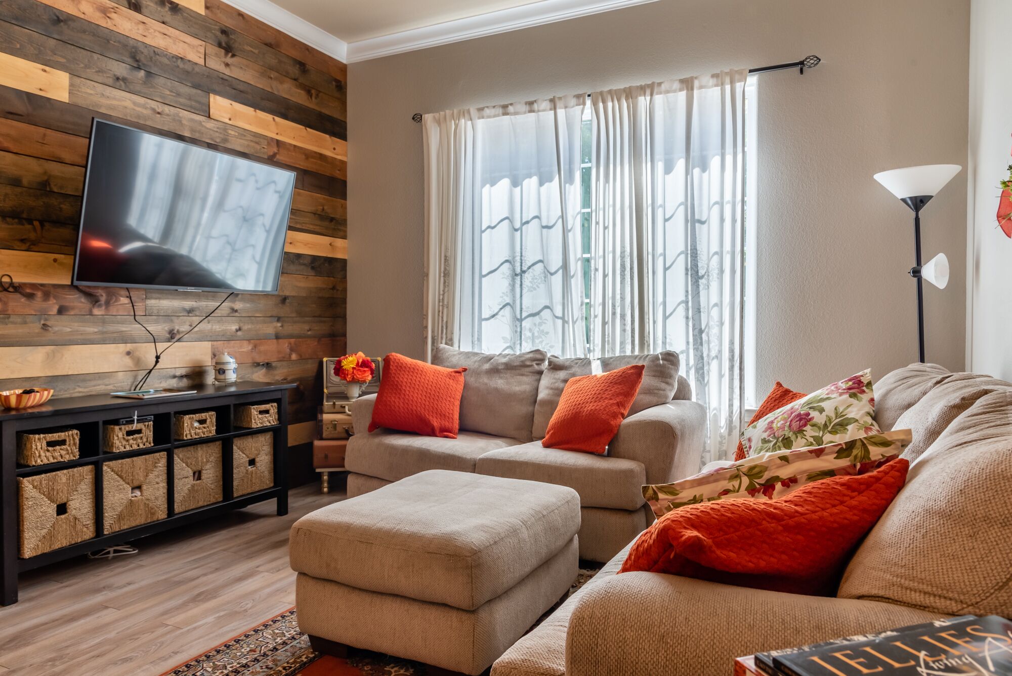 Smart TV, fireplace