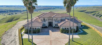 Pool + Spa + Panoramic Views | Paso Wine Country | The Shandon House