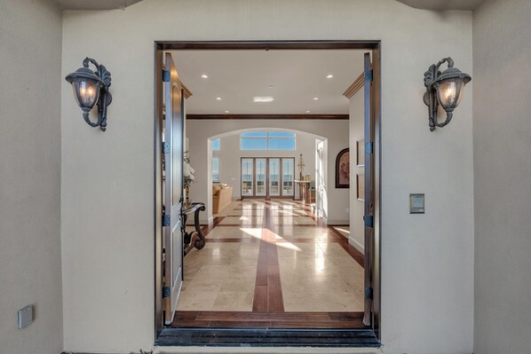 Un ingresso ampio, con pavimento piastrellato, che conduce a un interno luminoso.