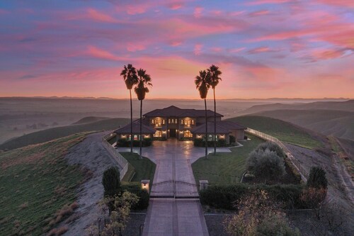 The Shandon House - Magnificent Views From A Spectacular Hilltop Home!