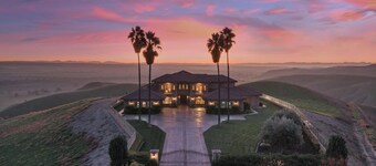 The Shandon House - Magnificent Views From A Spectacular Hilltop Home!