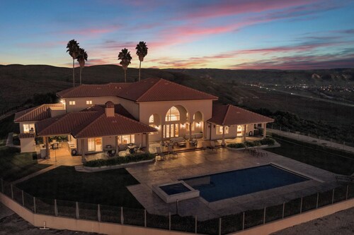 The Shandon House - Magnificent Views From A Spectacular Hilltop Home!