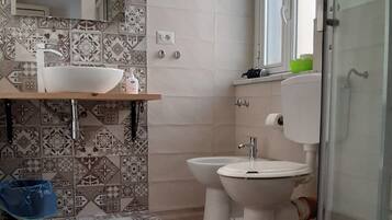 高级房 | 浴室 | 淋浴设施、免费洗浴用品、吹风机、坐浴桶