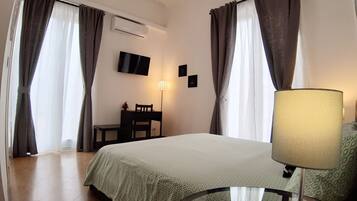 Ropa de cama de alta calidad, escritorio y sistema de insonorización