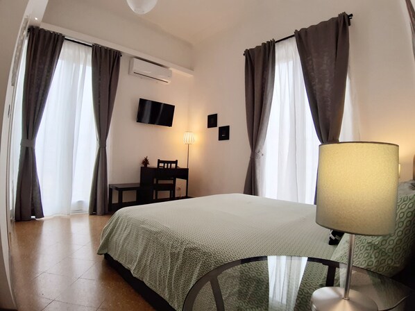Basic Double Room | Premium bedding, desk, soundproofing, free WiFi - PoliteAmari (Palermo)