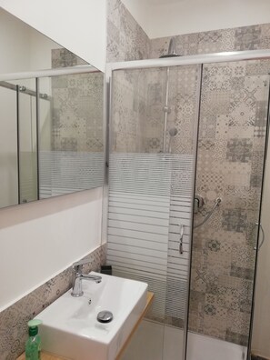 Basic Double Room | Bathroom - PoliteAmari (Palermo)