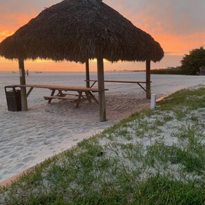 Sur la plage, chaise longue, serviettes de plage
