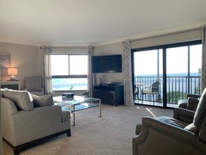 Een smart-tv, een dvd-speler, boeken en een printer