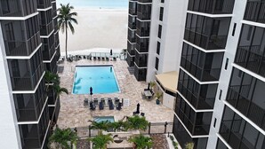 Un edificio alto con piscina y vista a la playa.