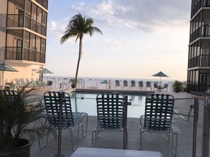 Een buitenzwembad, een verwarmd zwembad