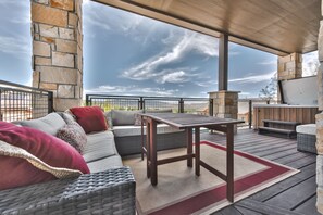 Outdoor dining - WALK to Cabriolet & Shuttle + Lux Resort Amenities, Private Hot Tub! (Park City)
