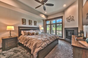 2 bedrooms, iron/ironing board, free WiFi, bed sheets - WALK to Cabriolet & Shuttle + Lux Resort Amenities, Private Hot Tub! (Park City)