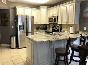 ثلاجة، ميكروويف، فرن، موقد طهي مسطح