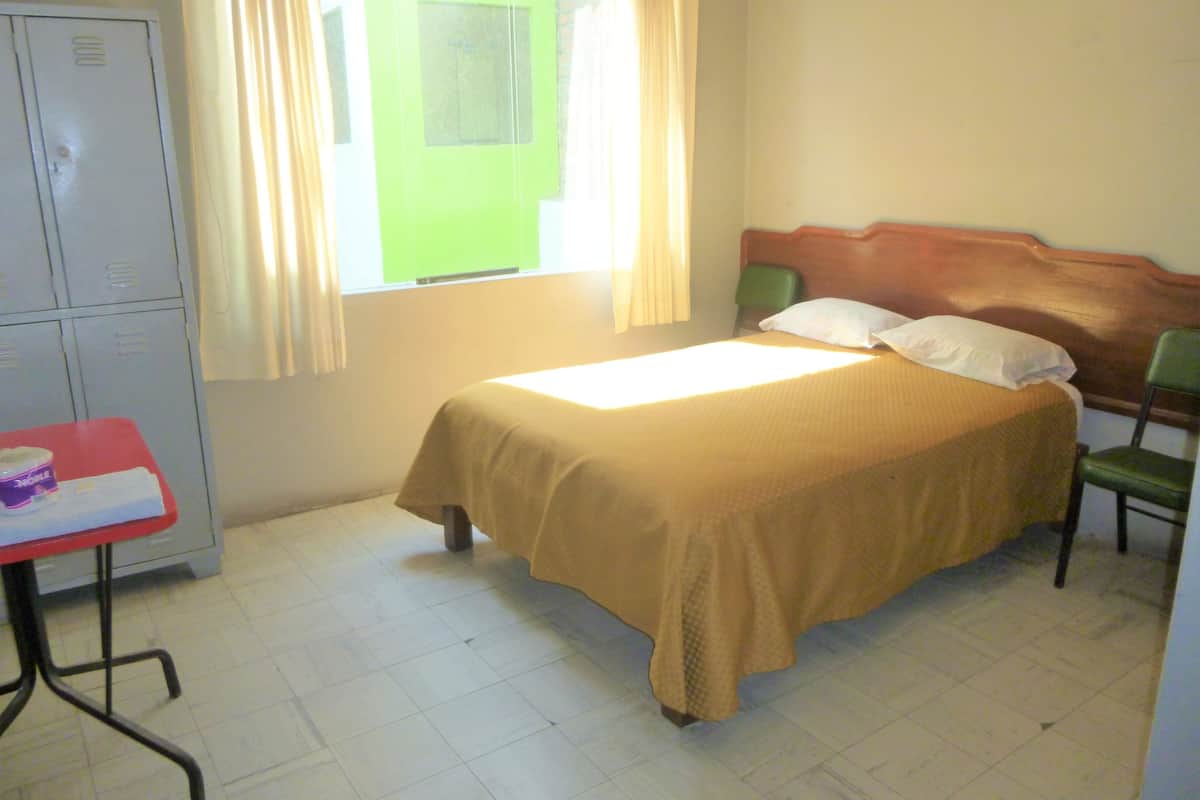Habitación doble, 1 cama matrimonial | Escritorio, wifi gratis y ropa de cama