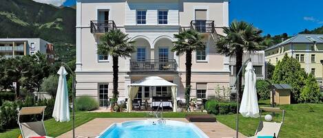 Außenpool (je nach Saison geöffnet), Sonnenschirme, Liegestühle