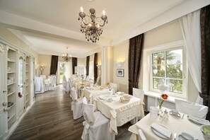 Dagelijks ontbijtbuffet (EUR 16 per persoon)