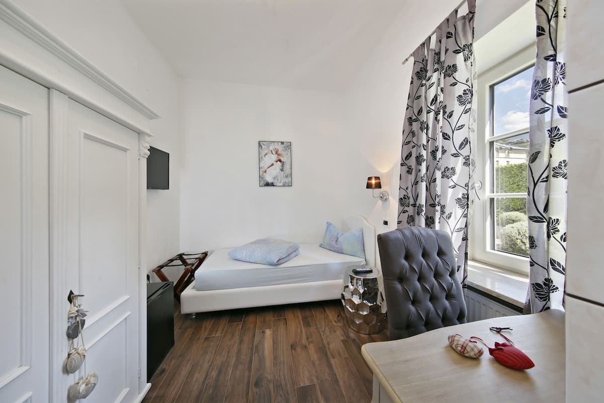 Quarto solteiro econômico, 1 quarto, hipoalérgico | 1 quarto, roupas de cama antialérgicas, frigobar, cofres nos quartos