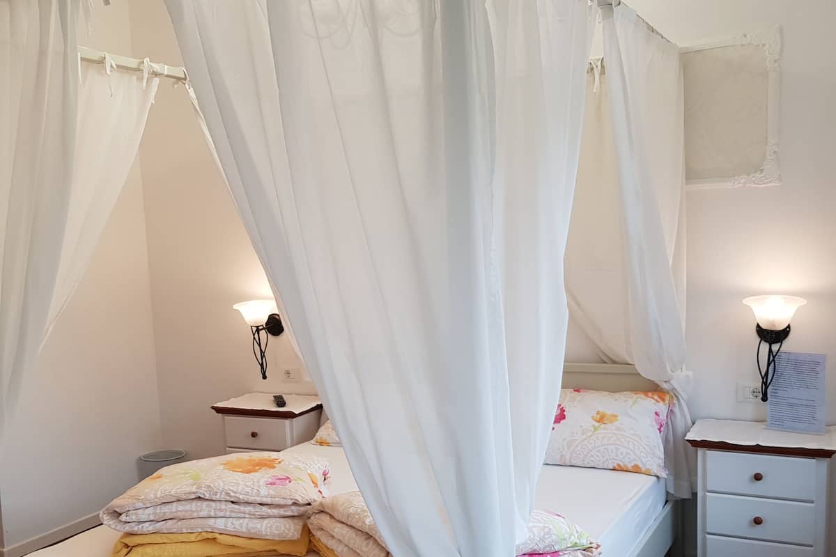 Quarto casal superior, 1 cama Queen, vista para a piscina, no jardim | 1 quarto, roupas de cama antialérgicas, frigobar, cofres nos quartos