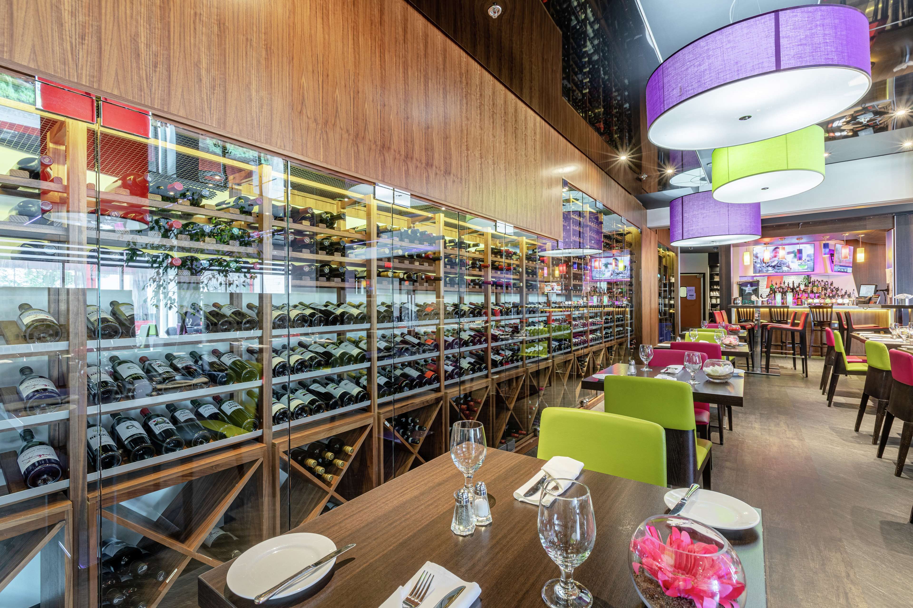 Aamiainen ja lounas; ranskalainen keittiö, näkymät golfkentälle 