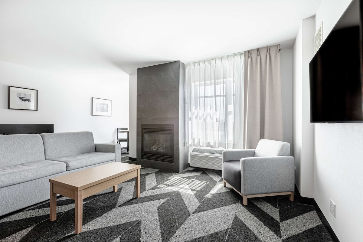 Suite, 1 King Bed, Fireplace | Premium bedding, down comforters, in-room safe, desk
