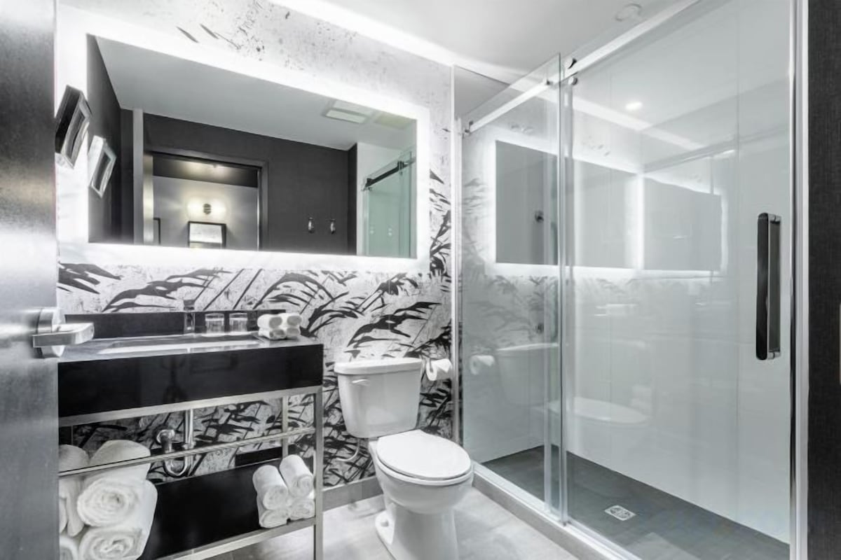 Hydromassage showerhead, eco-friendly toiletries, hair dryer, towels