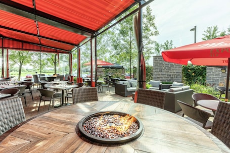 Se sirven desayunos y cocina francesa; con vista al campo de golf