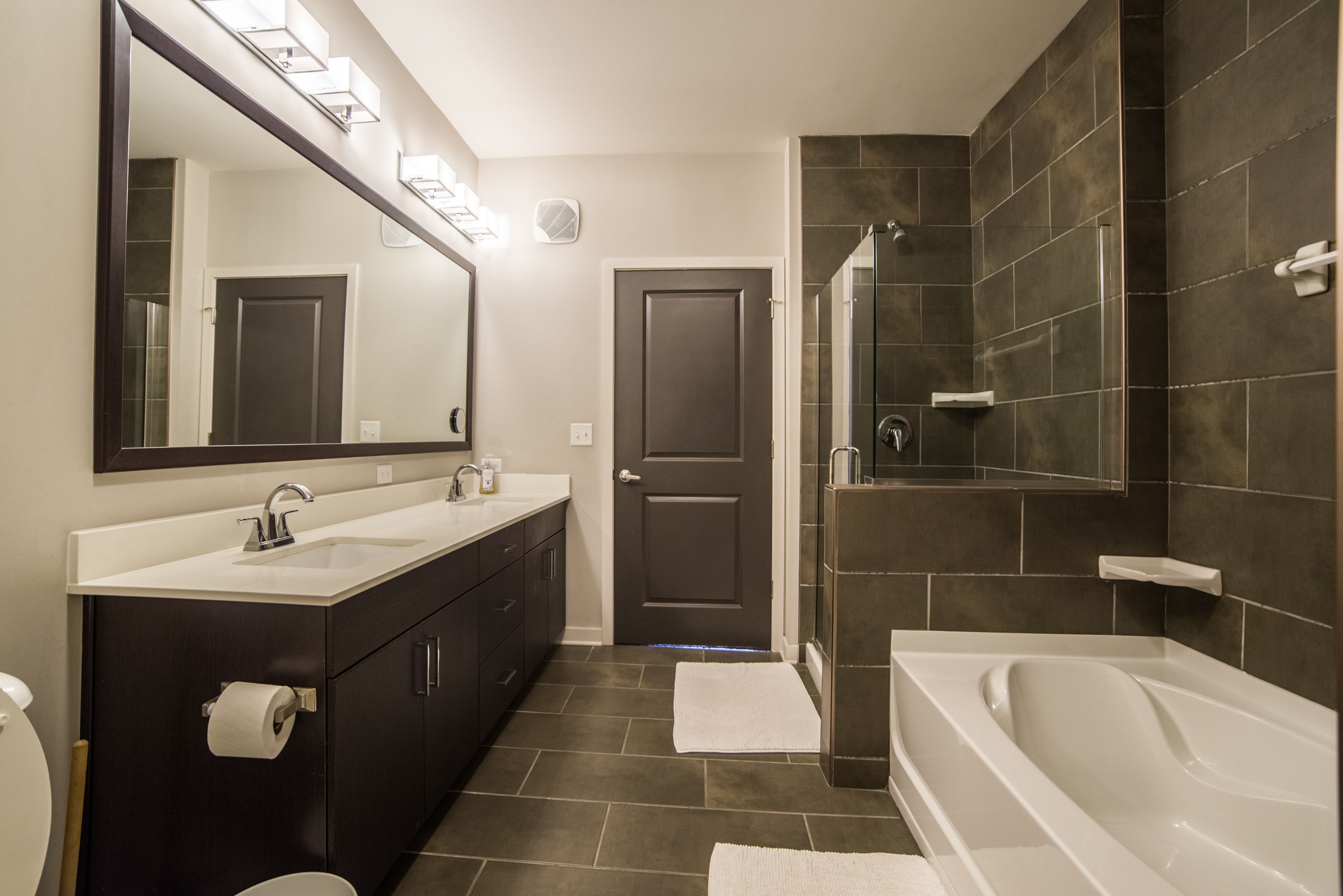 Deluxe Apartment, 2 Bedrooms | Bilik Mandi | Kelengkapan dandanan diri percuma, tuala disediakan 