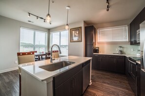 Apartemen Deluks, 2 kamar tidur | Dapur pribadi | Lemari es besar, microwave, oven, dan kompor