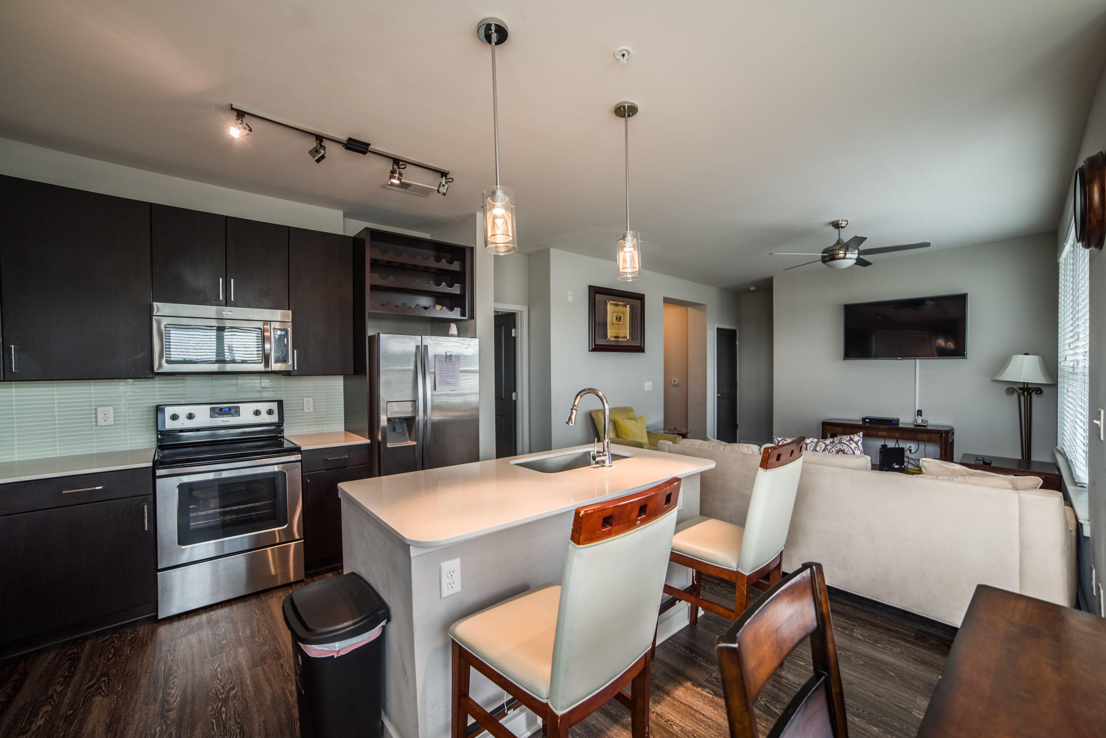 Deluxe Apartment, 2 Bedrooms | In-room dining