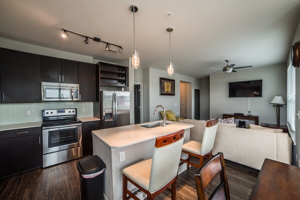 Apartemen Deluks, 2 kamar tidur | Makan di kamar