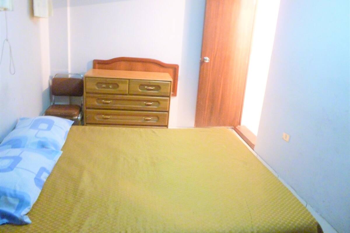 Escritorio, wifi gratis y ropa de cama