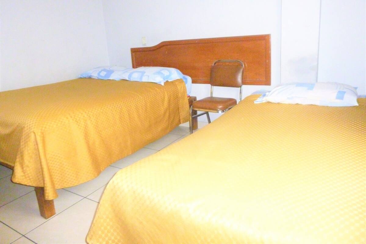 Escritorio, wifi gratis y ropa de cama