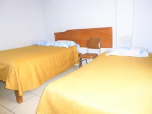 Escritorio, wifi gratis y ropa de cama
