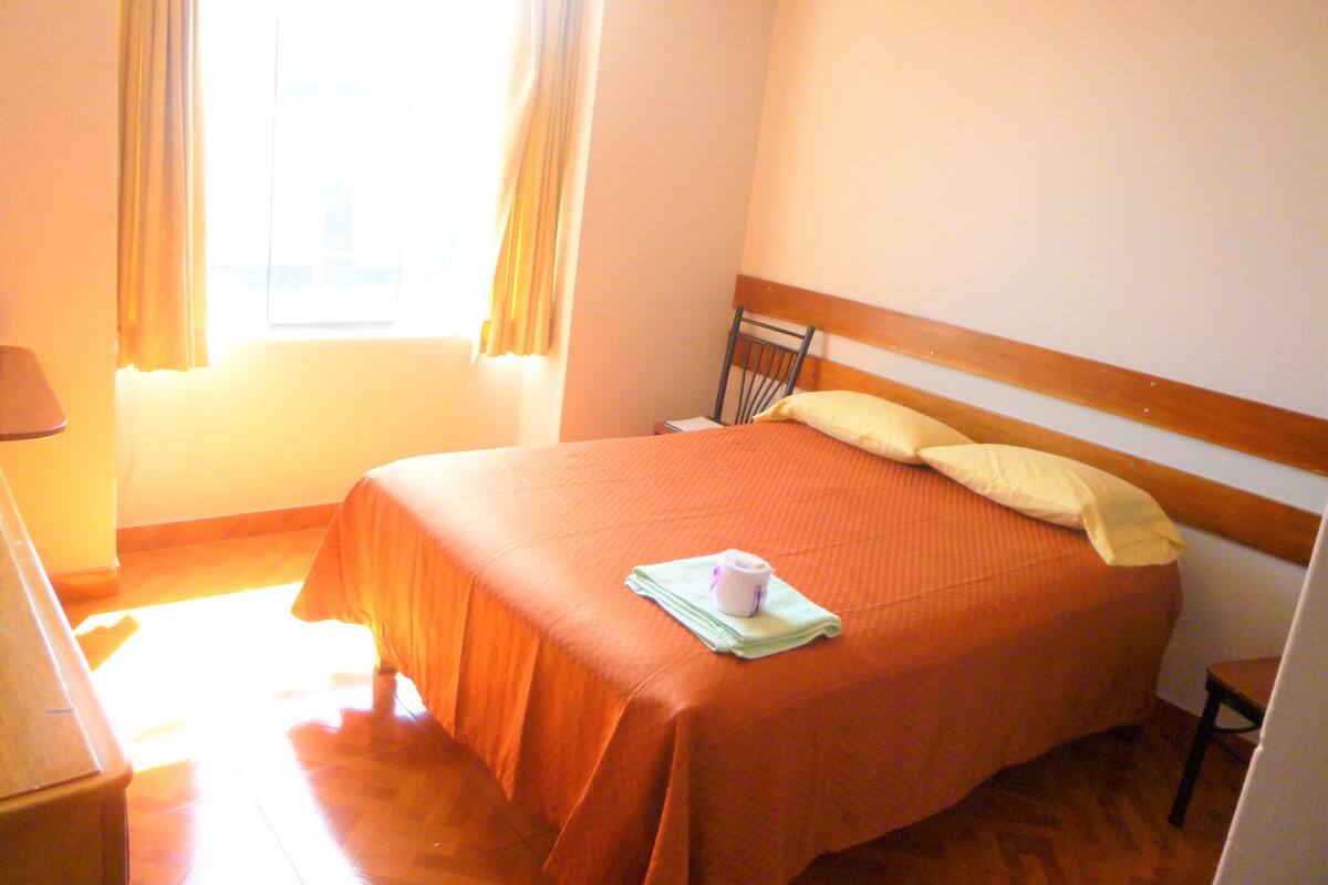 Escritorio, wifi gratis y ropa de cama