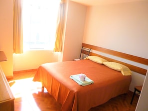 Escritorio, wifi gratis y ropa de cama