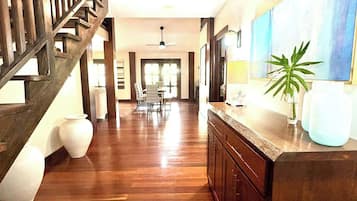 Villa familiar | Área de sala de estar | Televisión de pantalla plana de 40 pulgadas con canales digitales