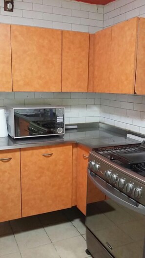 Refrigerador con congelador, microondas, horno y parrilla de estufa 