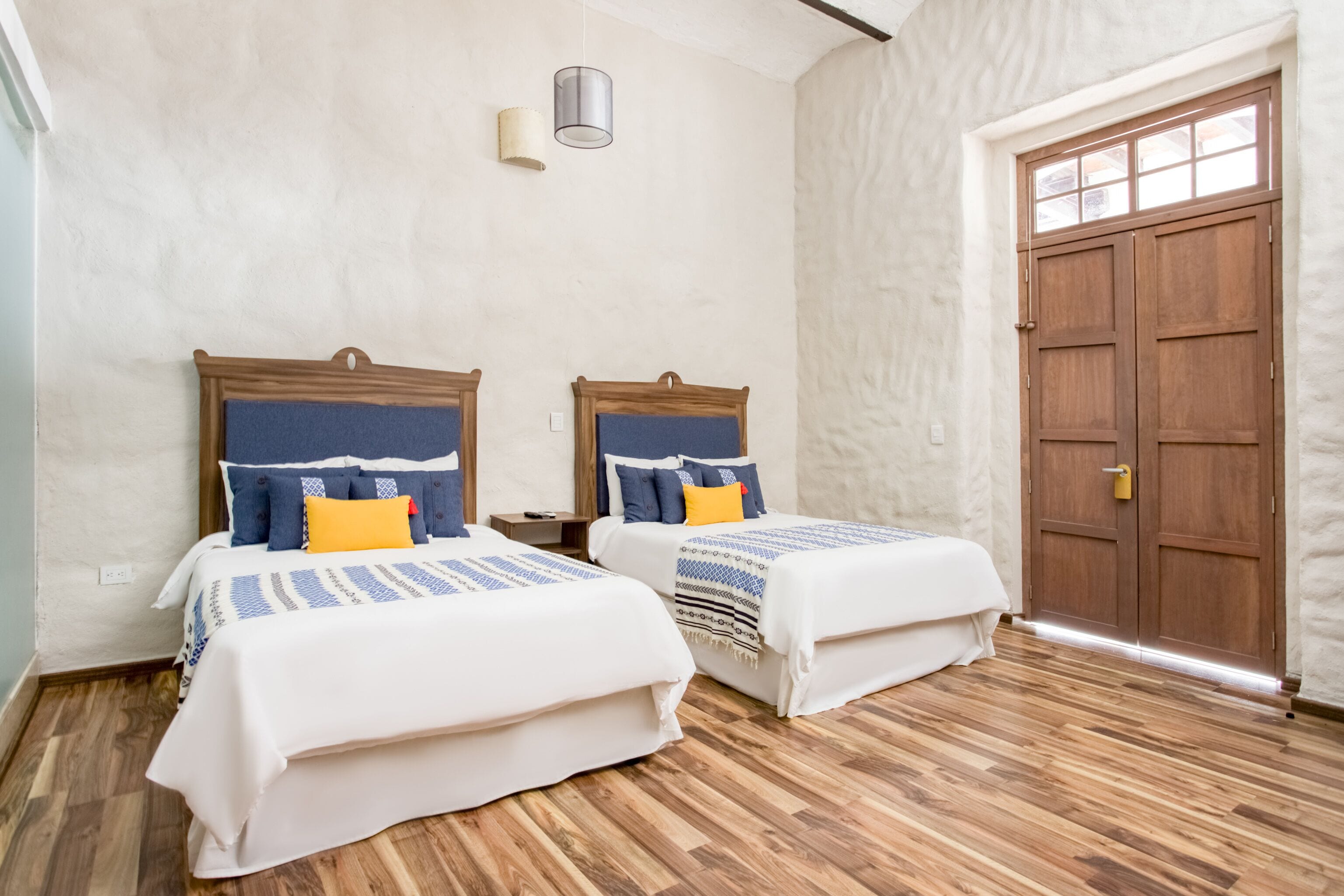 羽毛の掛け布団、ミニバー、セーフ  ティボックス (室内)、客室ごとに異なる装飾