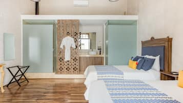 Edredones de plumas, minibar, caja fuerte y decoración individual