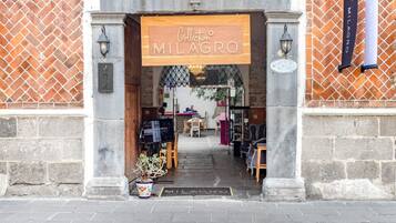 Vista frontal de la propiedad