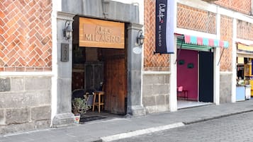 Vista frontal de la propiedad