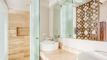 Superior Room (2 King Beds) | Bathroom | Free toiletries, hair dryer, bathrobes, towels